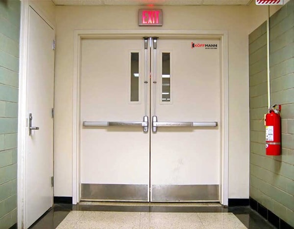 Cửa chống cháy hai cánh thường được dùng làm cửa thoát hiểm tại các tòa nhà cao tầng