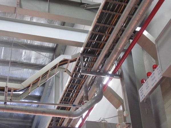 Hệ thống thang cáp phức tạp trong phân khu nhà xưởng